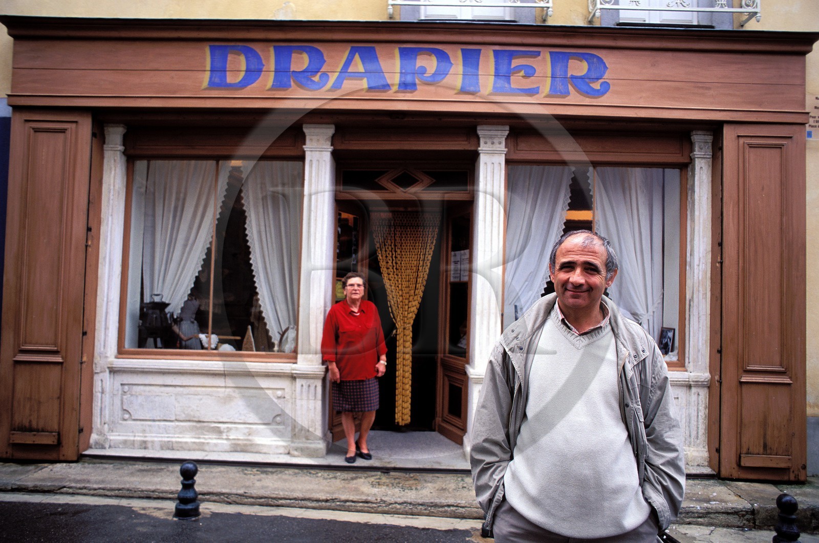France, Vaucluse (84), Pernes-les-Fontaines, le maire, Mr Gabert, devant l' ancienne boutique de drapier et musée (Comtat Venaissin)
