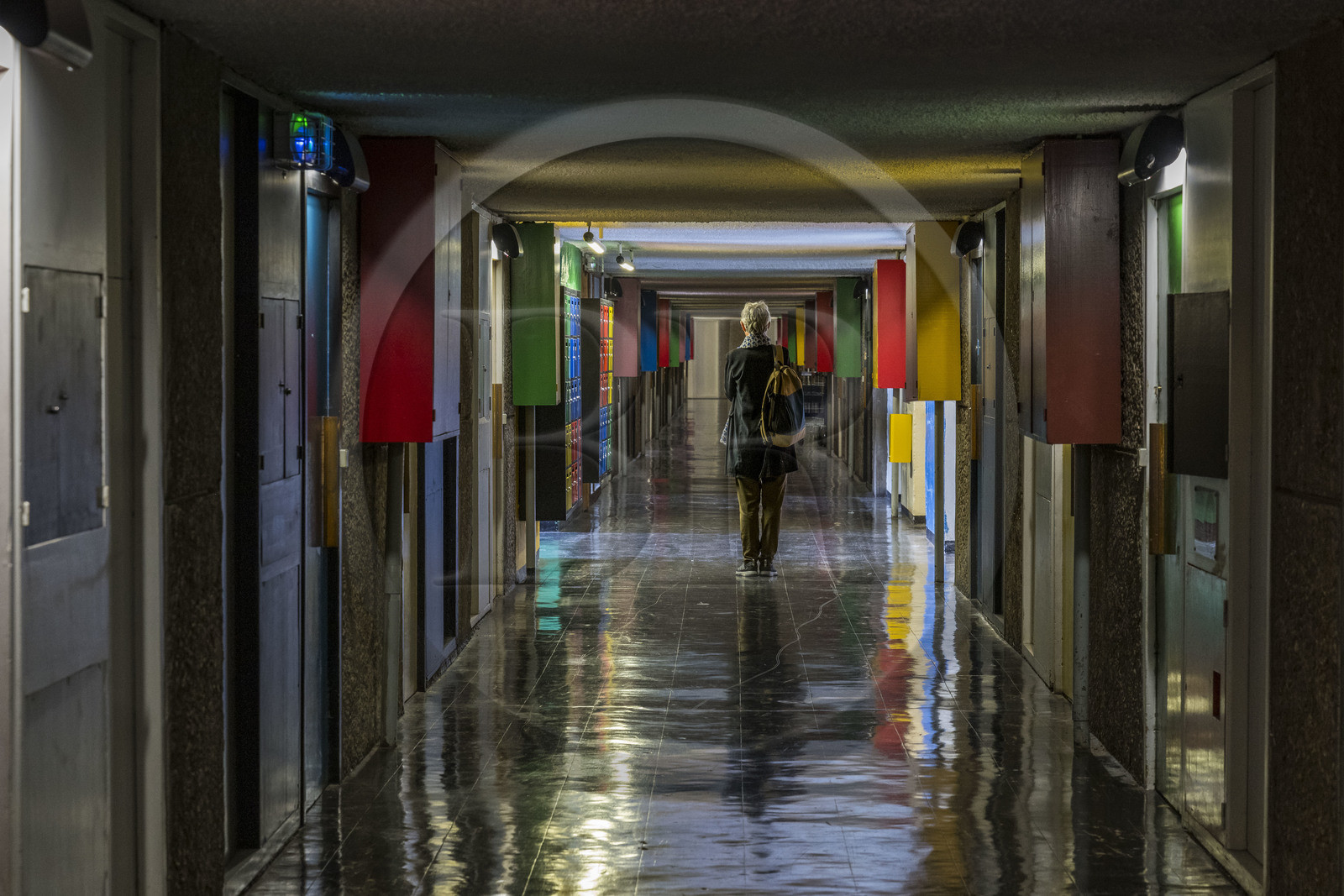 France, Loire-Atlantique (44), banlieue de Nantes, Rezé, la Maison Radieuse par l'architecte Le Corbusier, une rue intérieure
