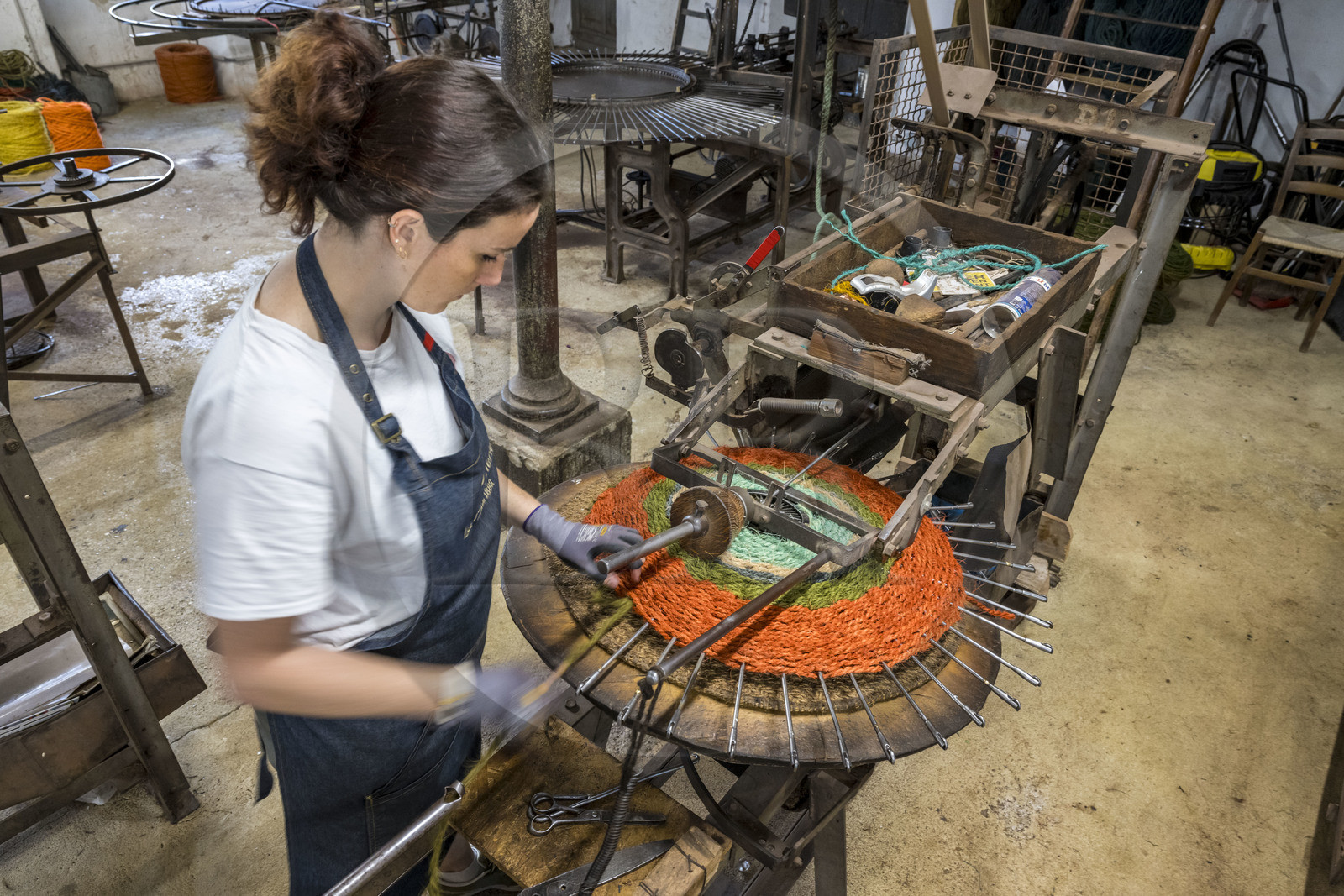 France, Drôme (26), Drôme provençale, Nyons, La Scourtinerie, dernière manufacture de scourtins de Provence, filtres traditionnels utilisés dans la fabrication de l'huile d'olive mais conçus aussi aujourd'hui comme objets de décoration en fibre de coco, fabrication de scourtins dans leur atelier sur des appareils à tisser circulaires faits sur mesure