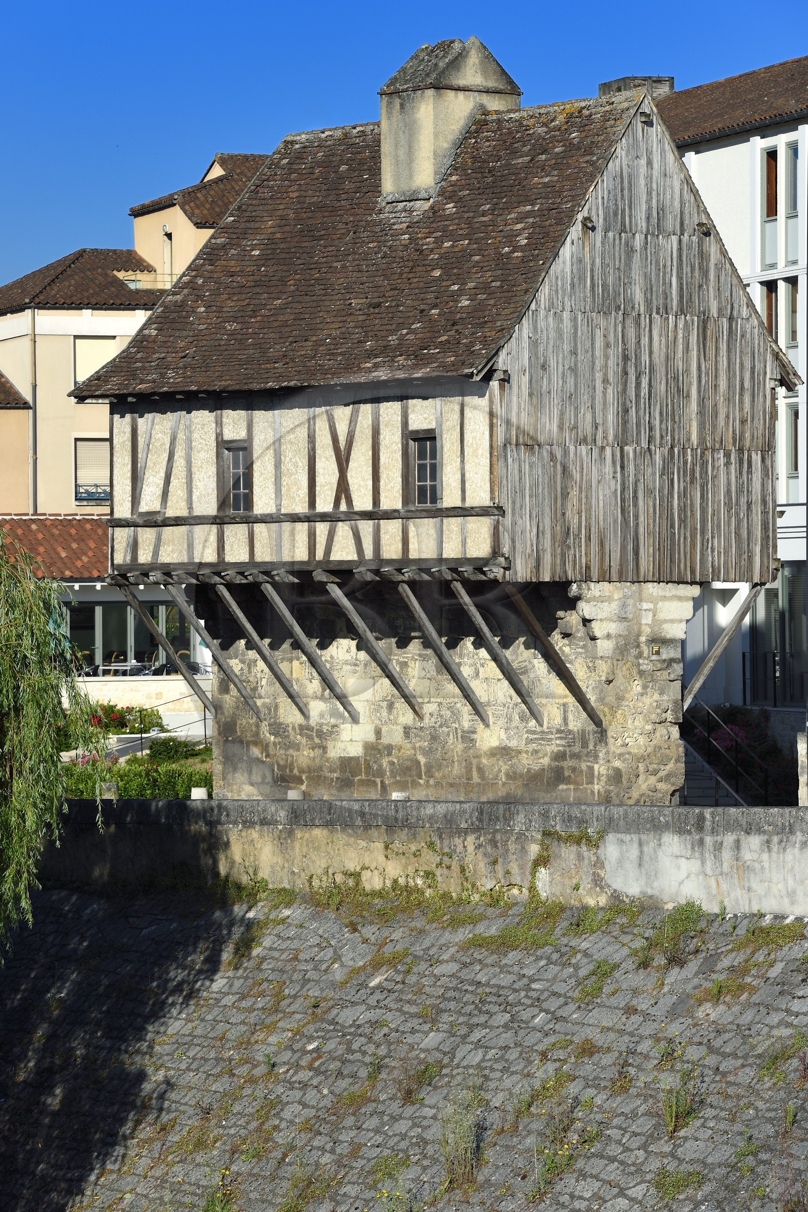 France, Dordogne (24), Périgord Blanc, Périgueux, le Vieux Moulin, maison à colombage nommée eschif de Creyssac ou loge du Guet datant du XIVe siècle