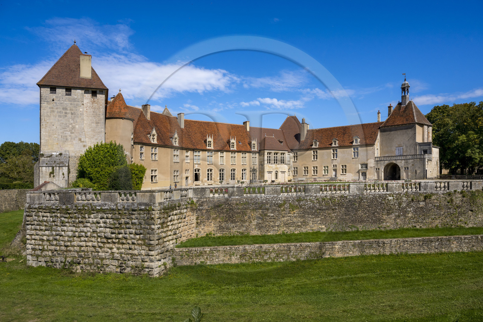 France, Côte-d'Or (21), Epoisses, le château d'Epoisses et les vestiges de sa deuxième enceinte fortifiée