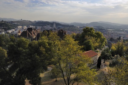 Portugal, région du Minho, Guimaraes, ville classée Patrimoine Mondial de l' UNESCO, vue sur le Paço dos Duces de Bragança (Palais des Ducs de Bragance), l' Igreja de Sao Miguel do Castelo (Eglise Saint Michel du Chateau) et la ville