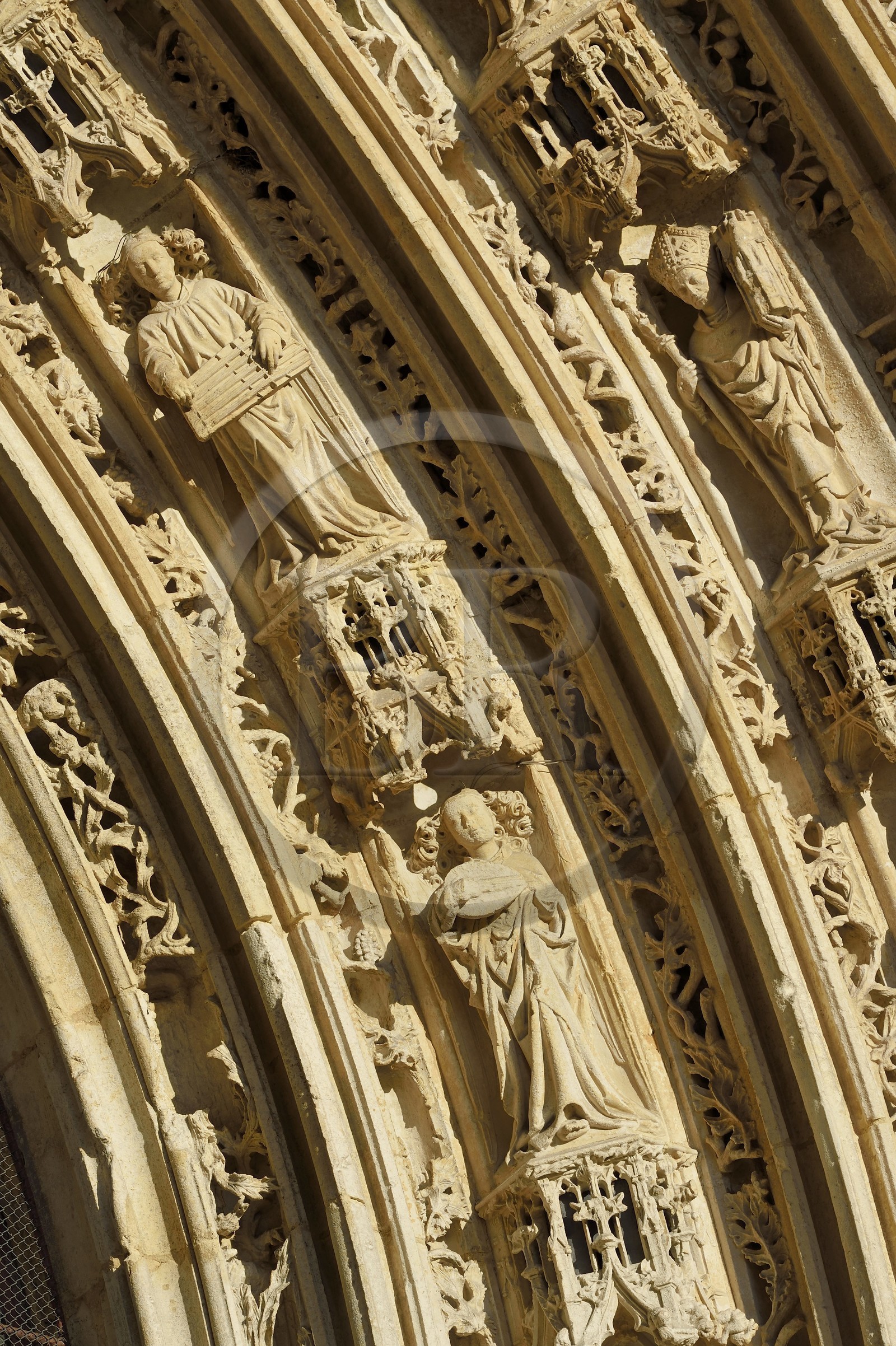 France, Charente-Maritime (17), Saintonge, Saintes, la cathédrale Saint-Pierre, portail occidental gothique sur lequel se déploient des représentations d'anges, d'apôtres et de figures de l'ancien testament, musiciens avec leurs instruments de musique