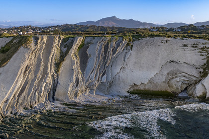 France, Pyrénées-Atlantiques (64), Pays-Basque, la Corniche Basque, Urrugne, la côte Atlantique vers Socoa, falaises de flysch et la montagne de La Rhune en arrière plan (vue aérienne)