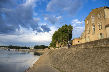 France, Bouches-du-Rhône (13), Arles, le quai Marx Dormoy sur la rive gauche du Rhone
