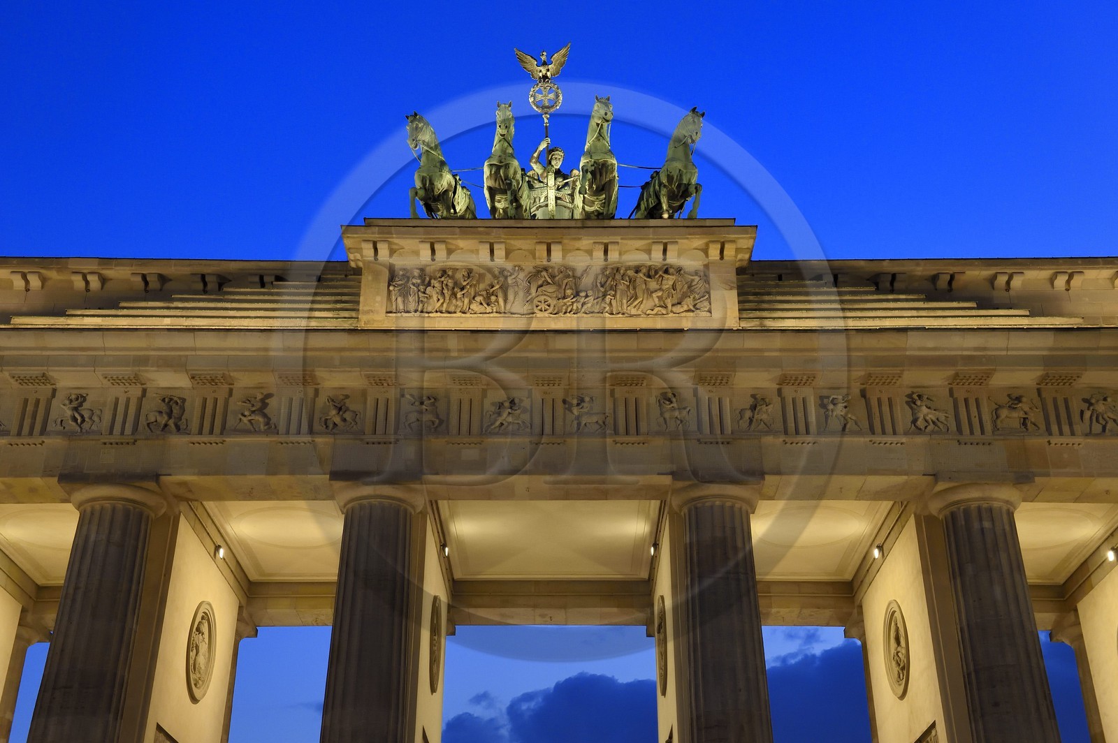 Allemagne, Berlin, Porte de Brandebourg sur l'avenue Under den Linden