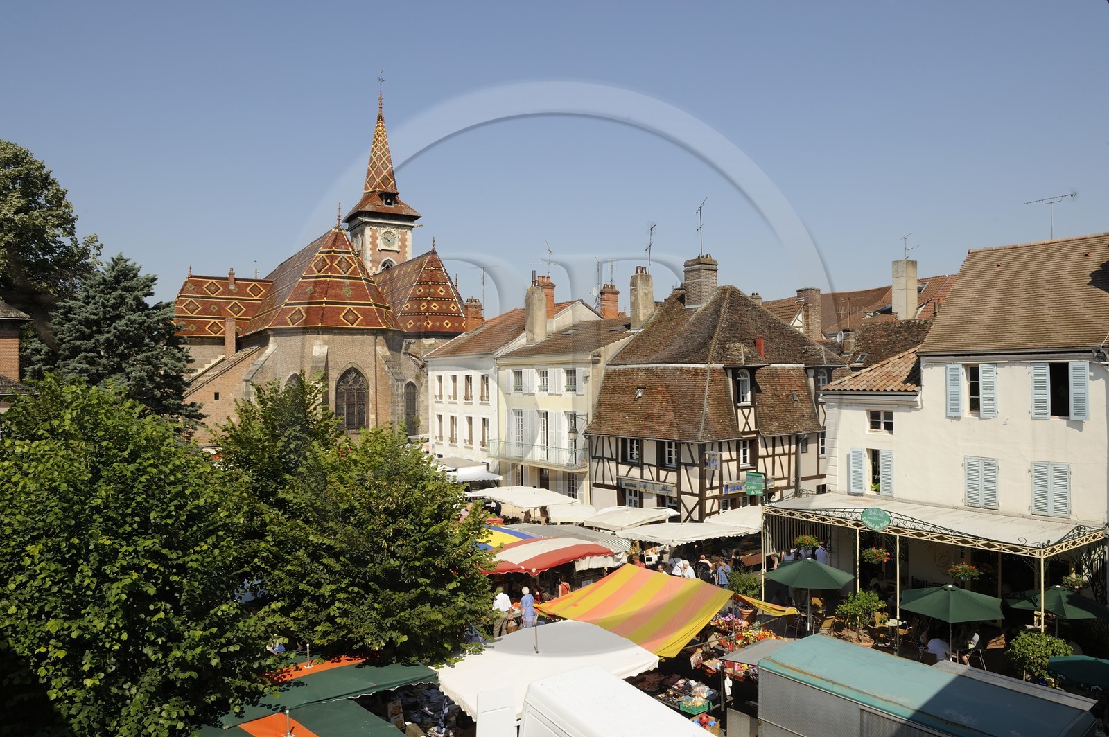 France, Saône et Loire (71), Louhans, le marché du lundi et l'église à tuiles vernissées