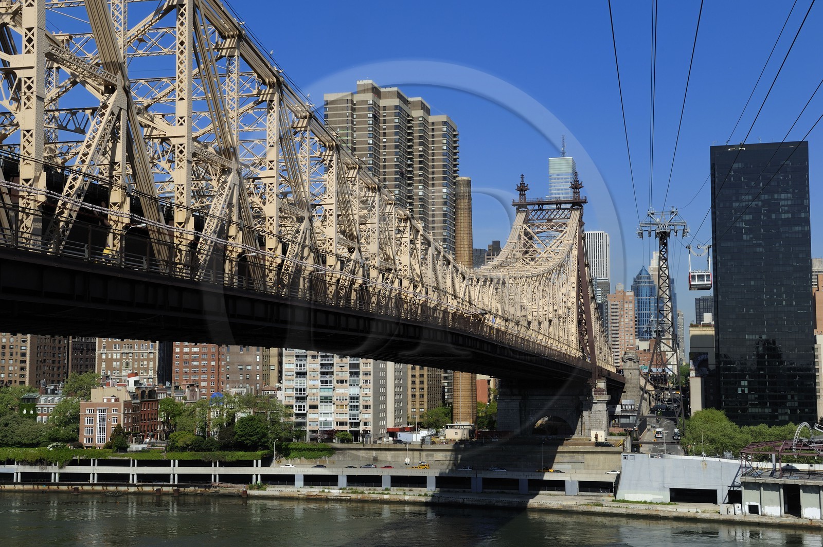 Etats-Unis, New York, Manhattan, Upper East side, Roosevelt Island Tram et Queensboro Bridge au dessus de l'East River