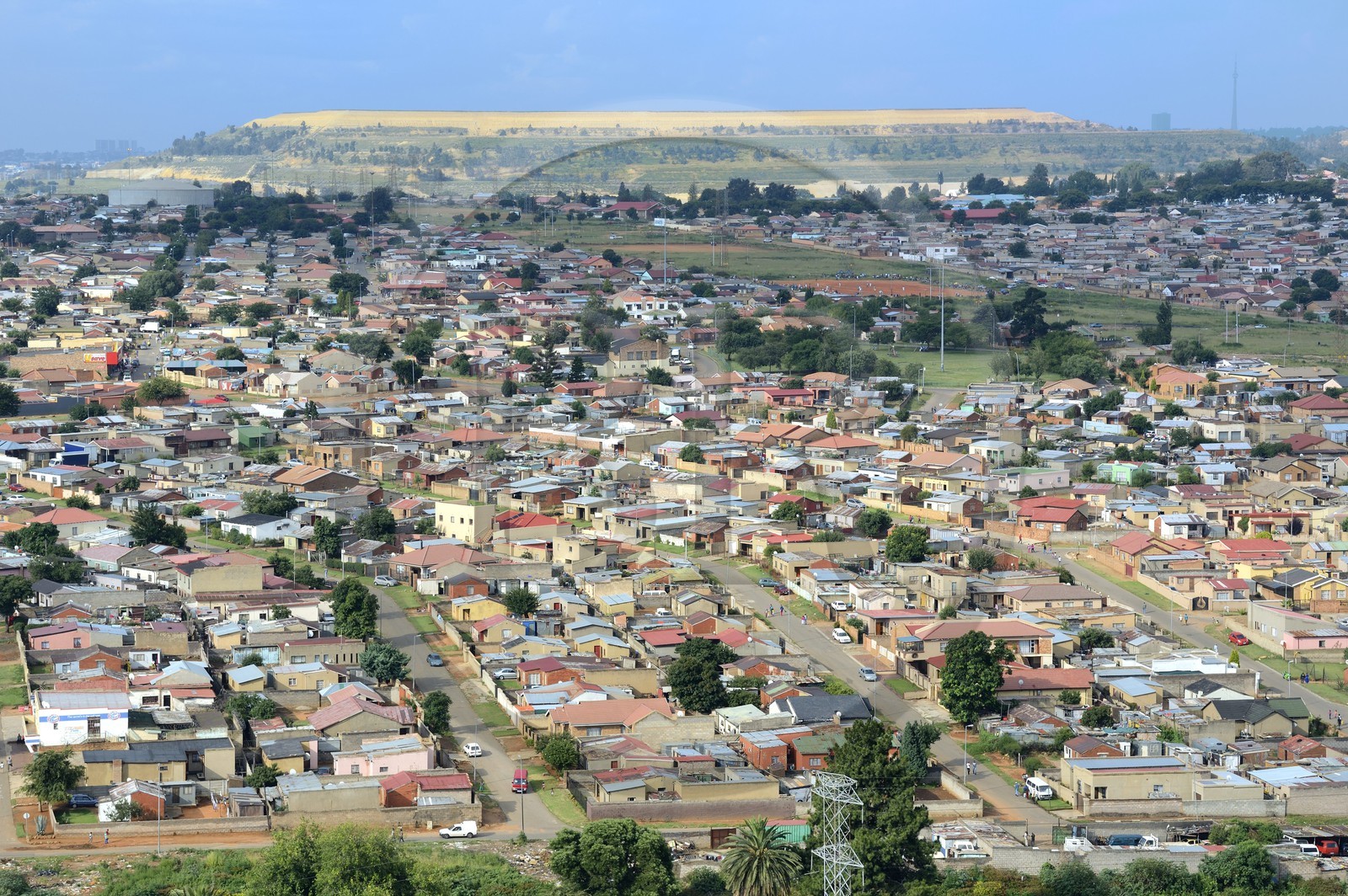 Afrique du Sud, province de Gauteng, Johannesburg, Soweto, le quartier d'Orlando du township et les terrils des mines d'or en arrière plan