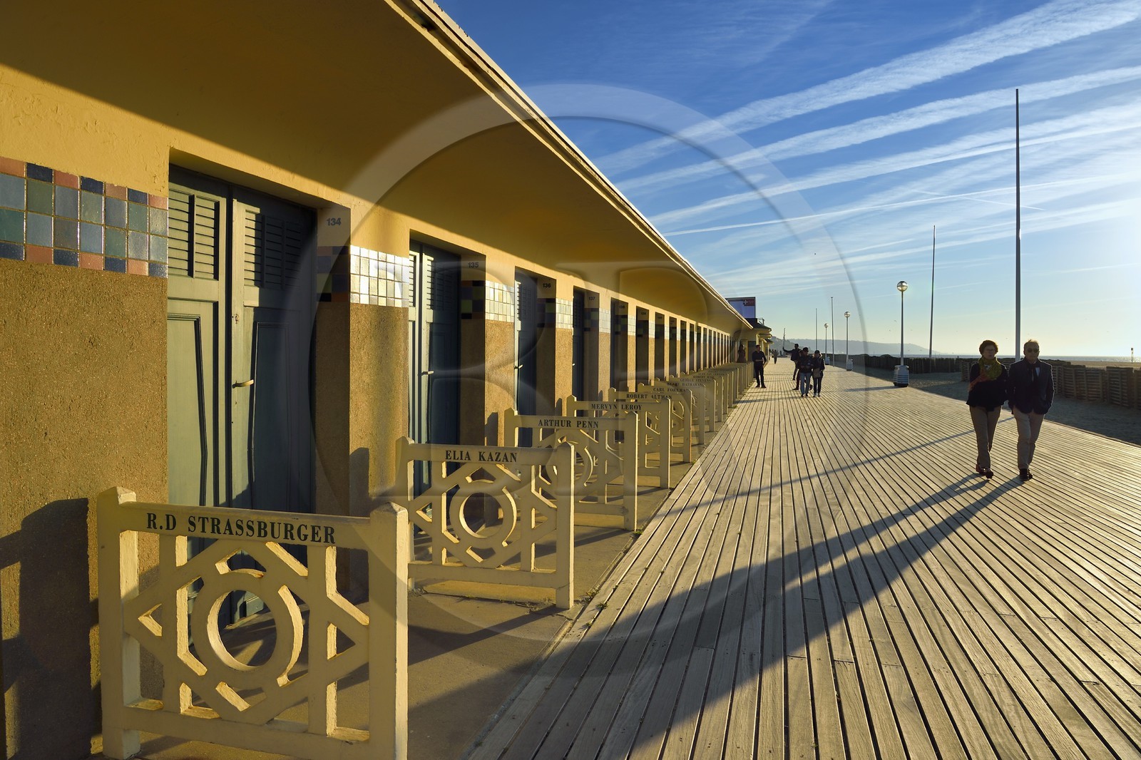 France, Calvados (14), Pays d'Auge, Deauville, les célèbres Planches sur la plage, bordée de cabines de bain de style Art déco, chacune d'elles portant le nom d'une célébrité ayant participé au Festival du cinéma américain de Deauville