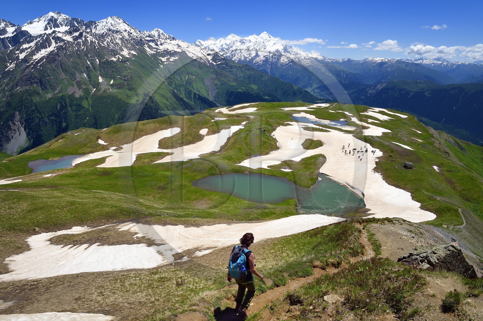 Géorgie, Haute Svanétie (Zemo Svaneti), Mestia, randonneur au lac Koruldi sur les contrefort du mont Ouchba (Ushba)