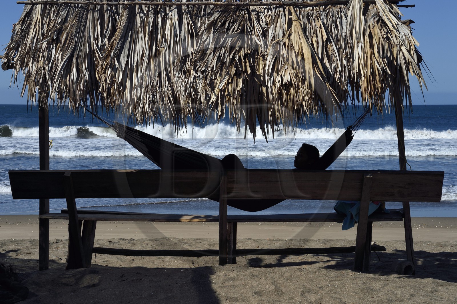 Nicaragua, la côte pacifique de Leon, parc national Isla Juan Venado, femme dans un hamac sur la plage