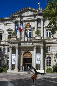 France, Vaucluse, Avignon, Place de l'Horloge, Barulhos show, creation of the Malka Company, teaser street show in front of the Town Hall during the festival