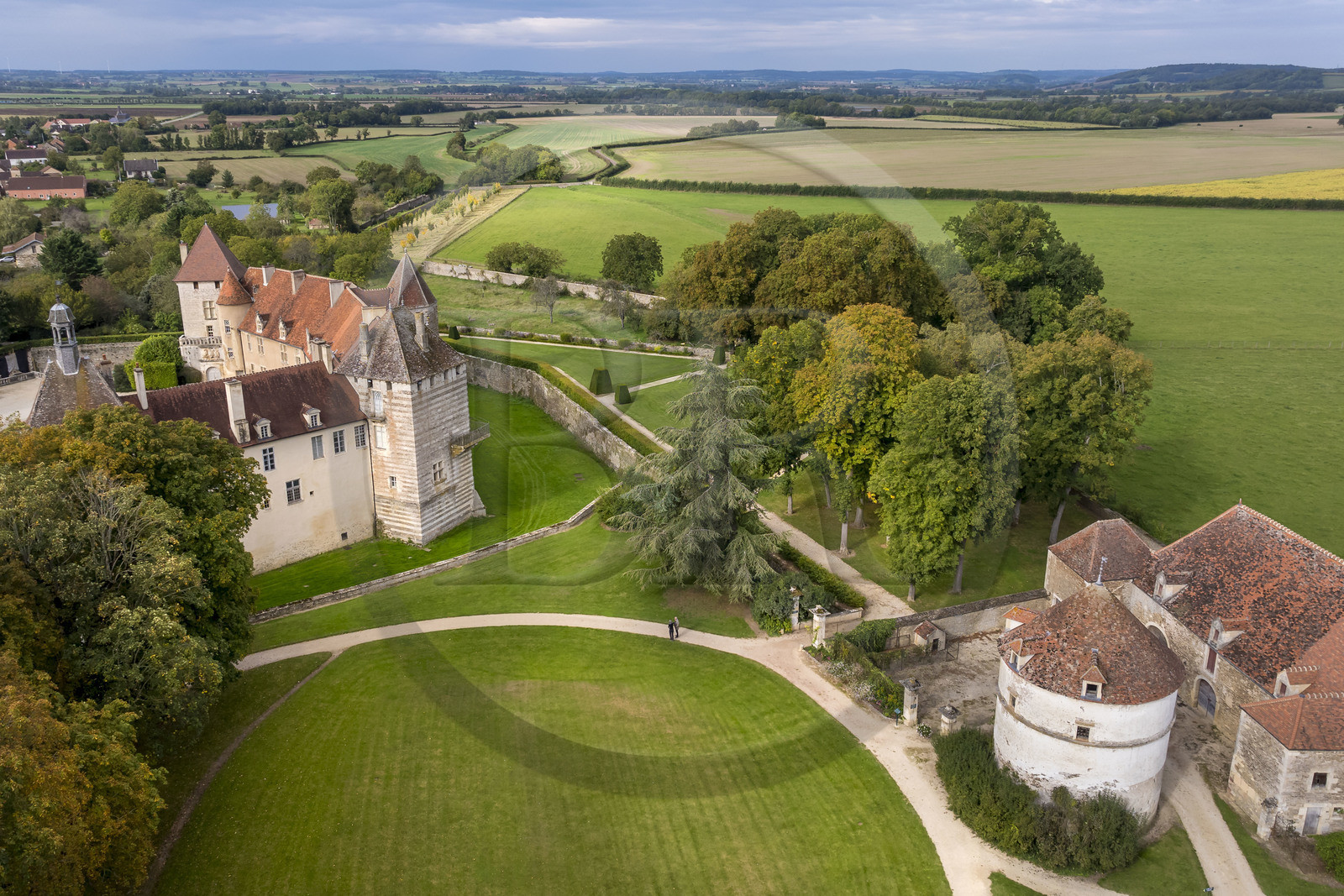 France, Côte-d'Or (21), Epoisses, le château d'Epoisses et ses communs (vue aérienne)