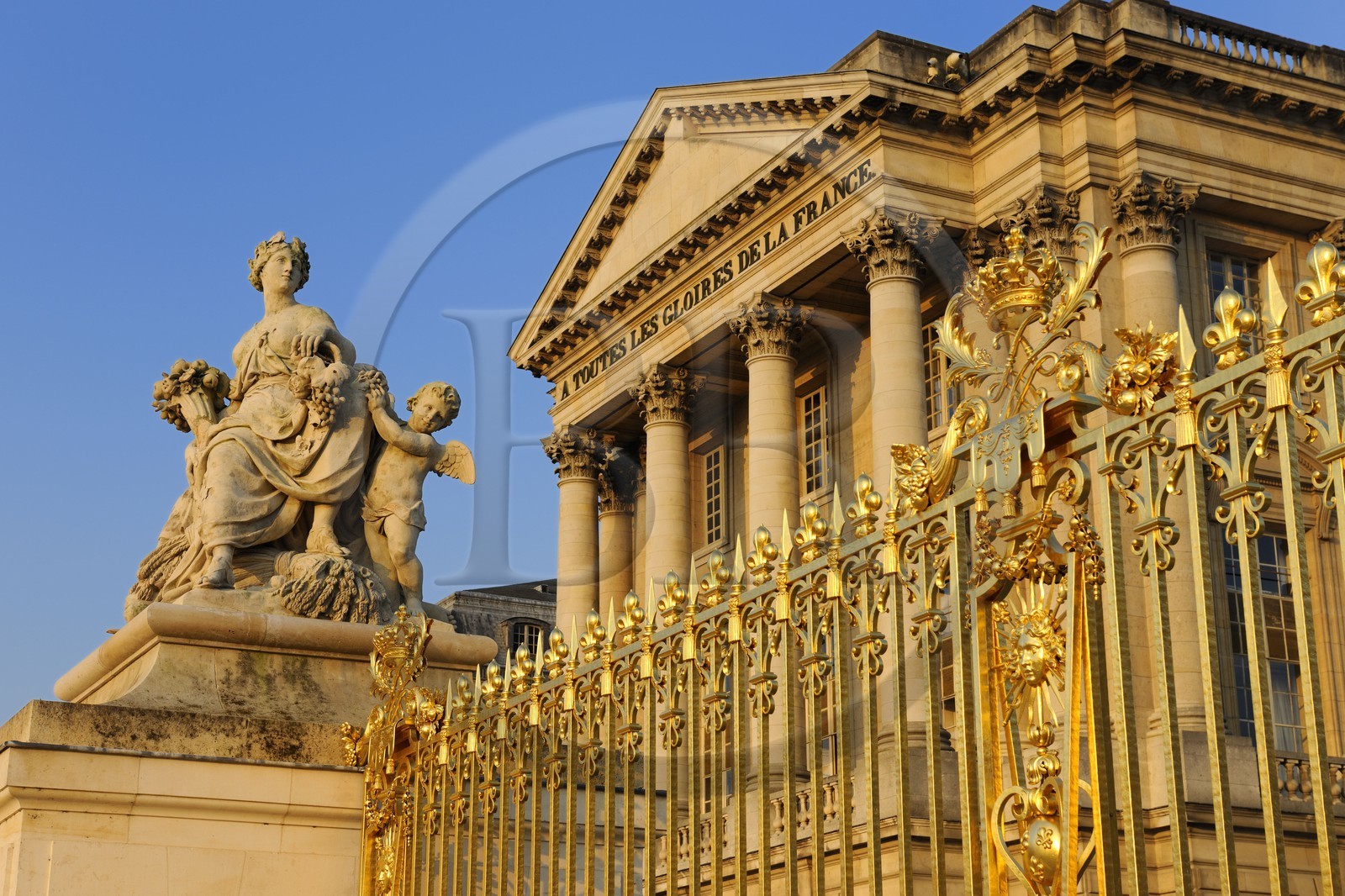 France, Yvelines (78), château de Versailles, classé Patrimoine Mondial de l'UNESCO, la grille royale dessinée par Mansart et la statue l'Abondance d'Antoine Coysevox