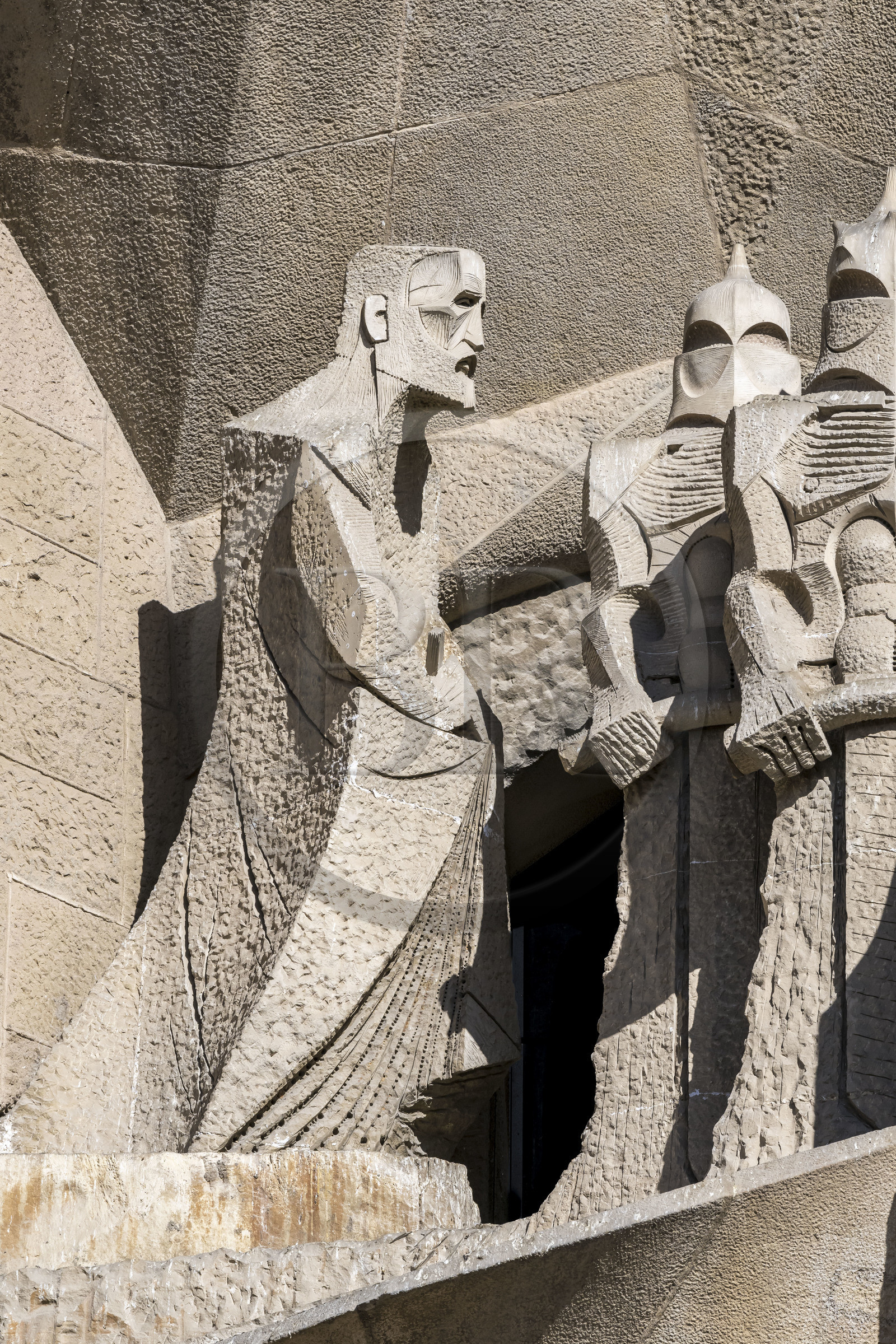 Espagne, Catalogne, Barcelone, quartier de l'Eixample, basilique de la Sagrada Familia de l'architecte du modernisme catalan Antoni Gaudi classée Patrimoine Mondial de l'UNESCO, Gaudi (à gauche) incarné dans la figure d'un évangéliste par le sculpteur Subirachs