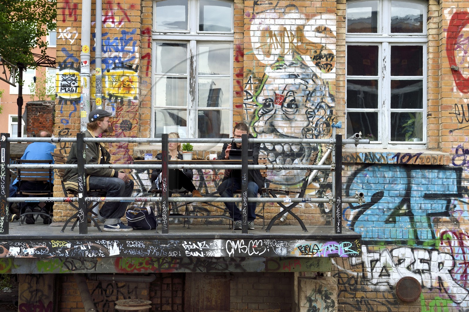 Allemagne, Berlin, RAW Tempel, haut lieu de l’art libre et urbain entre Revaler Strasse et les voies de chemin de fer de la station Warschauer Strasse