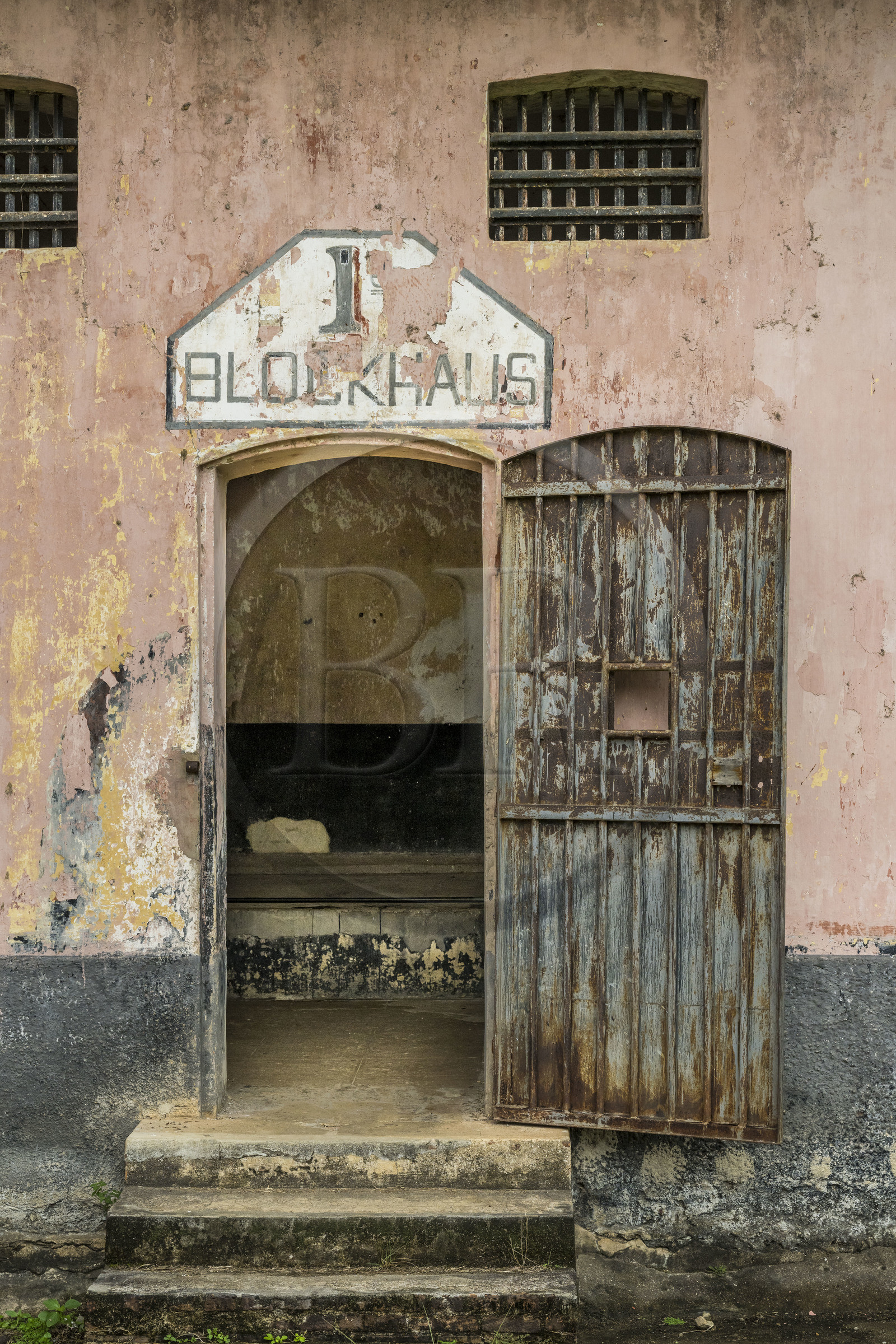 France, Guyane, Saint-Laurent-du-Maroni, bagne ou Camp de la Transportation, les quartiers disciplinaires, un des blockhaus, cellule commune prévue pour 40 bagnards entravés