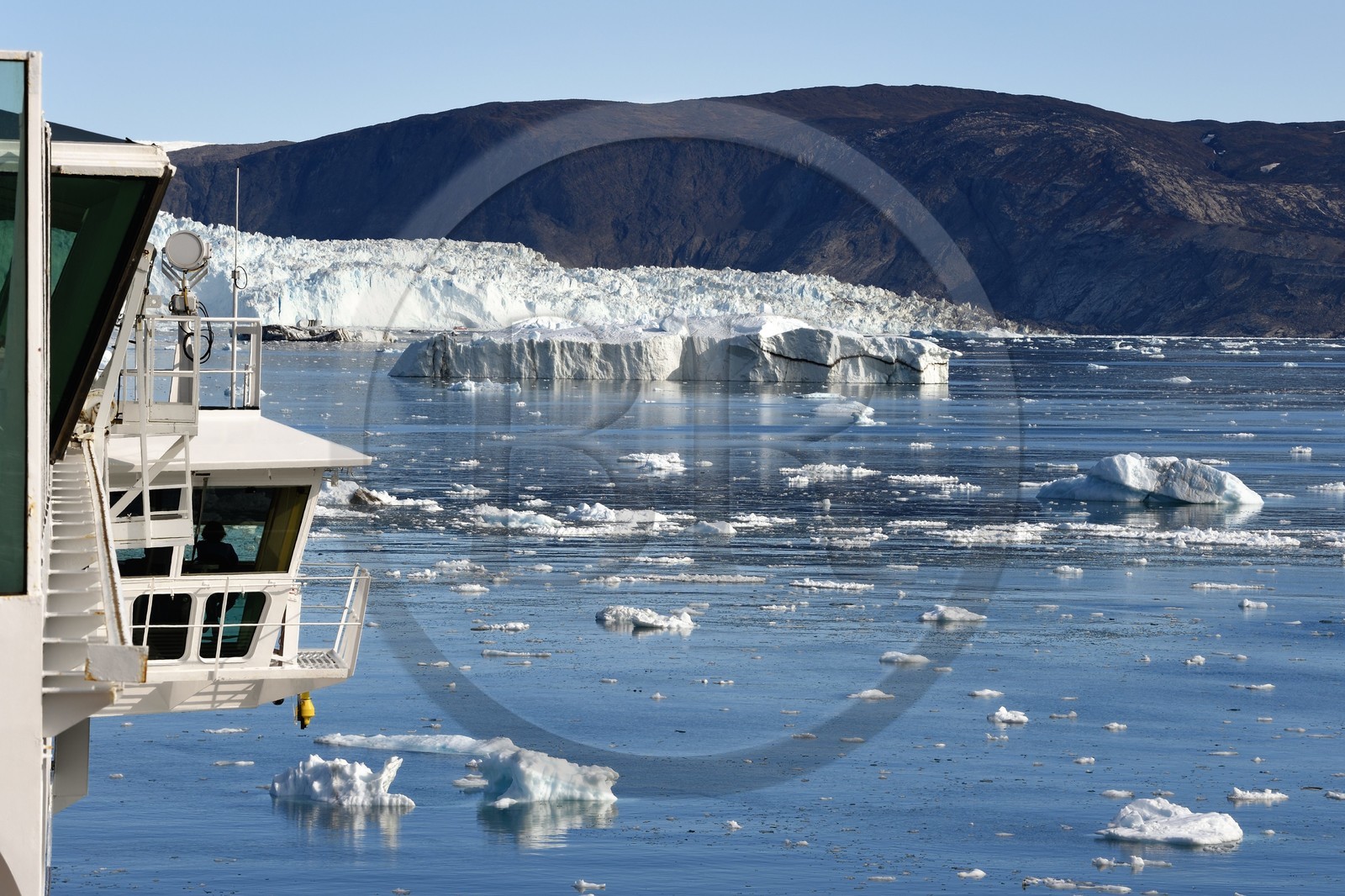 Groenland, cote ouest, baie de Disko, le bateau de croisière MS Fram de la compagnie Hurtigruten progresse entre les icebergs de la baie de Quervain vers le glacier Eqip Sermia (glacier Eqi)