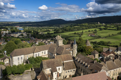 France, Saône-et-Loire (71), Autun, vue sur la ville d'Autun depuis les fleches de la cathédrale Saint Lazare, l'évéché dans le chateau fort épiscopal