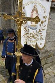 France, Finistère (29), Locronan, labellisé Les Plus Beaux Villages de France, sortie en costume traditionnel de la chapelle du Péniti adjacente à l'église Saint Ronan pour le départ de la procession de la Troménie