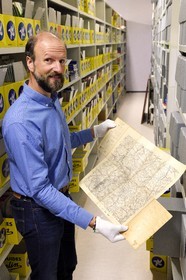 France, Puy-de-Dôme (63), Clermont-Ferrand, archives de L'Aventure Michelin, musée retraçant toutes les activités du groupe Michelin, Stéphane Nicolas, responsable du patrimoine historique de Michelin, présente la toute première carte test de 1908 sur la région de Clermont-Ferrand