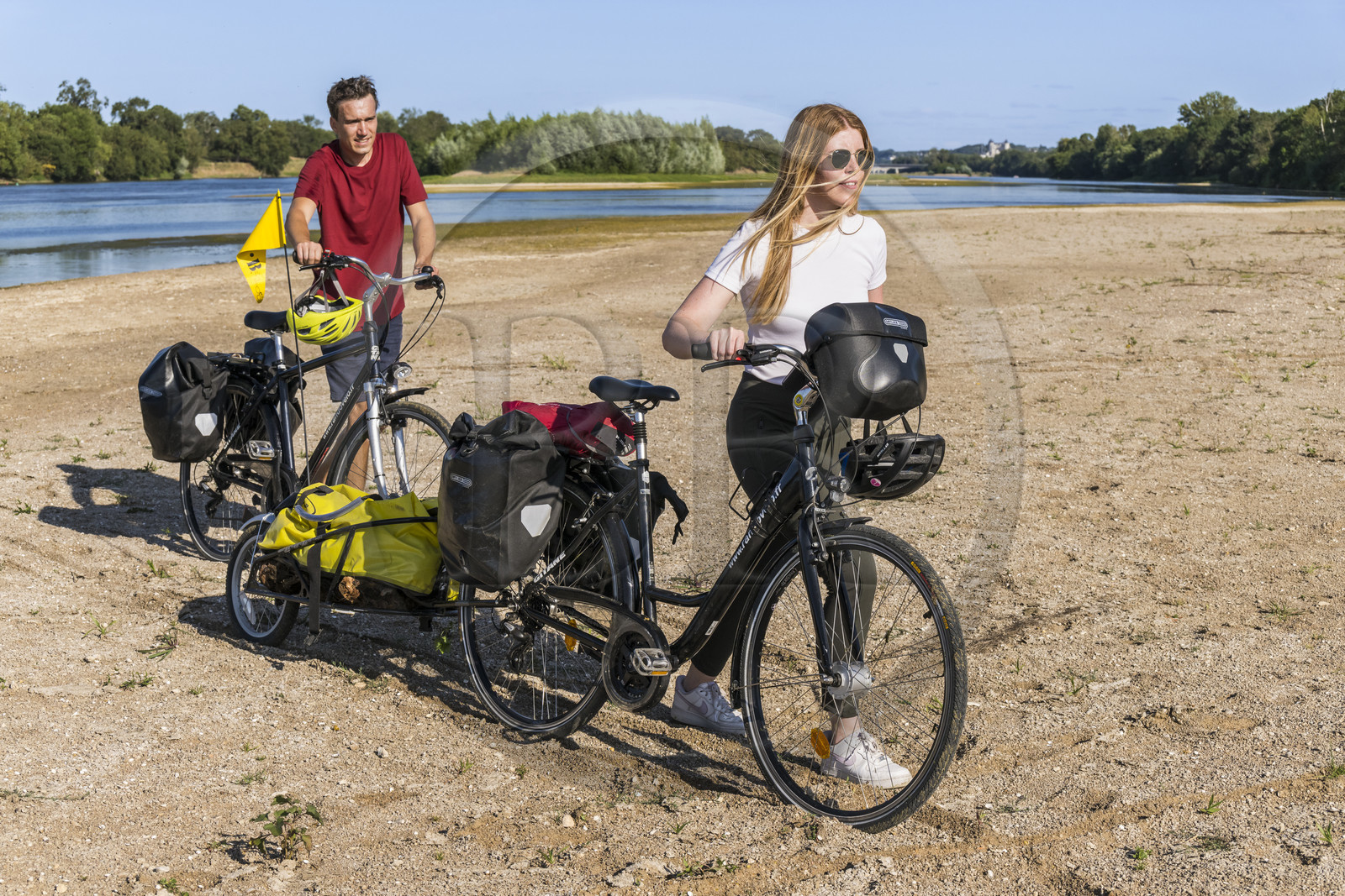 France, Maine-et-Loire (49), vallée de la Loire classée au Patrimoine Mondial par l'UNESCO, Saumur vers Saint-Hilaire, bancs de sable formant des îles sur la Loire, randonnée à bicyclette sur les berges de la Loire, vélo avec une remorque transportant le matériel de camping