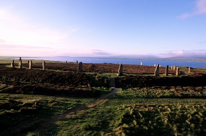 Royaume-Uni, Ecosse, îles Orcades, Mainland, au bord du Loch of Stenness, pierres levées du Ring of Brogar, classées Patrimoine Mondial de l' UNESCO