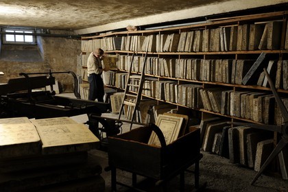 France, Vosges (88), Epinal, Cité de l’Image, Imagerie d’Epinal, un peu plus de 10 000 pierres utilisées pour la lithographie sont classées dans la cave aux pierres