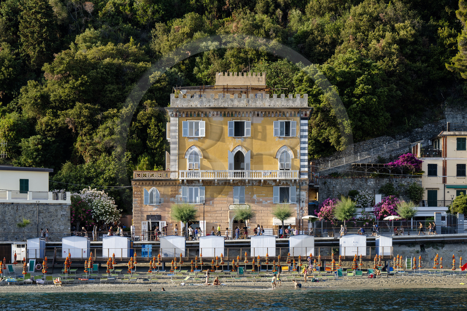 Italie, Ligurie, Cinque Terre, parc national des Cinque Terre classé Patrimoine Mondial de l'UNESCO, la grande plage du village de Monterosso al Mare