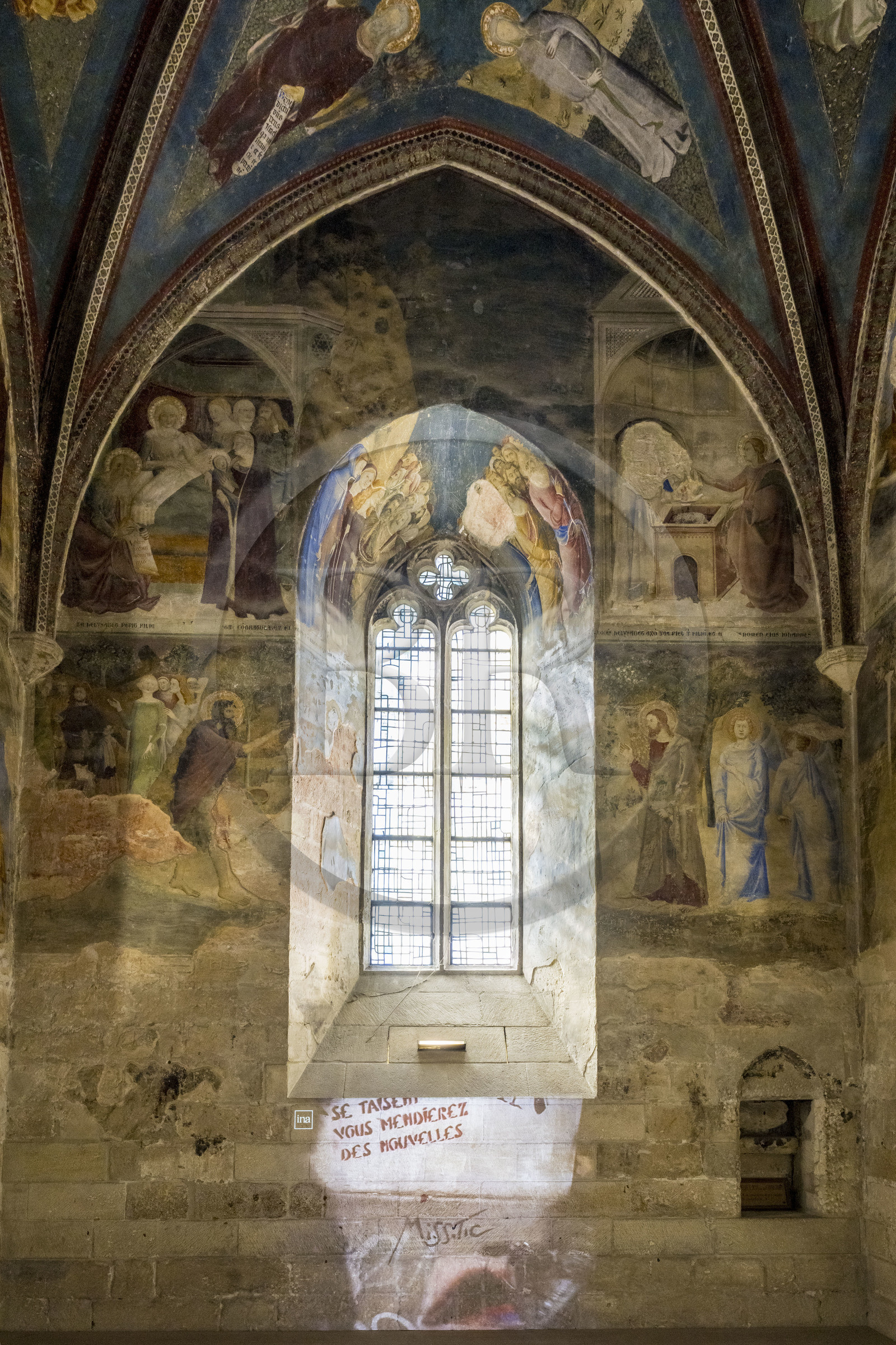 France, Vaucluse (84), Avignon, Palais des Papes classé Patrimoine mondial de l'UNESCO, chapelle Saint-Jean avec les peintures murales de Matteo Giovannetti et projection d'un film d'un tag de Miss.Tic à l'occasion de son exposition A la vie, à l’amor en 2024