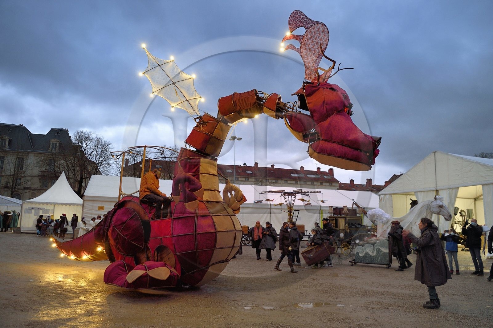 France, Meurthe-et-Moselle (54), Nancy, préparatifs pour le défilé de la Saint-Nicolas place Carnot, Joséphine le dragon, transport sauvage de la compagnie des Quatre saisons