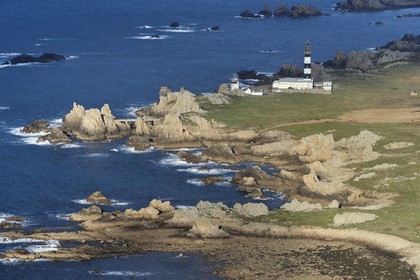 France, Finistère (29), parc naturel régional d'Armorique, mer d'Iroise, Ile d'Ouessant, réserve de Biosphère (UNESCO), phare du Creach et la côte ouest (vue aérienne)