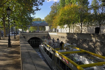 France, Paris (75), passage d'un bateau mouche à l'écluse de Stalingrad  sur le canal de l'Ourcq