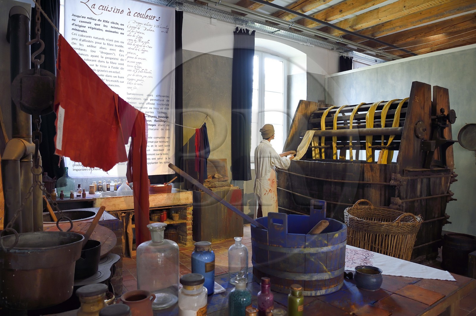 France, Haut-Rhin (68), Husseren-Wesserling, parc de Wesserling, musée du Textile, reconstitution des ateliers de couleurs, teinture de tissu avec les methodes du XIXe siècle