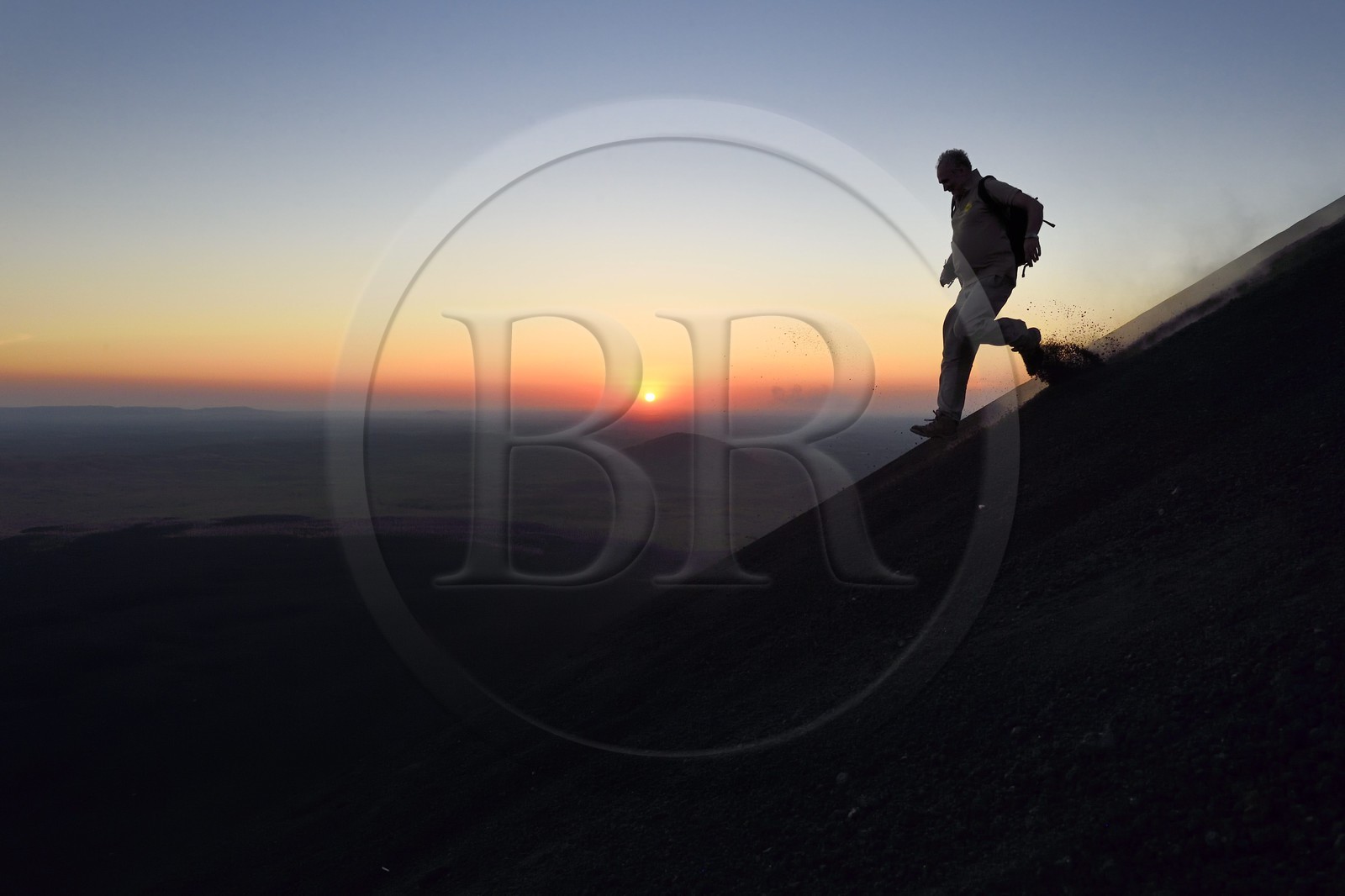 Nicaragua, région de Leon, Volcan Cerro Negro dans la cordillère des Maribios (ou Marrabios), homme courant dans les cendres de la pente du volcan