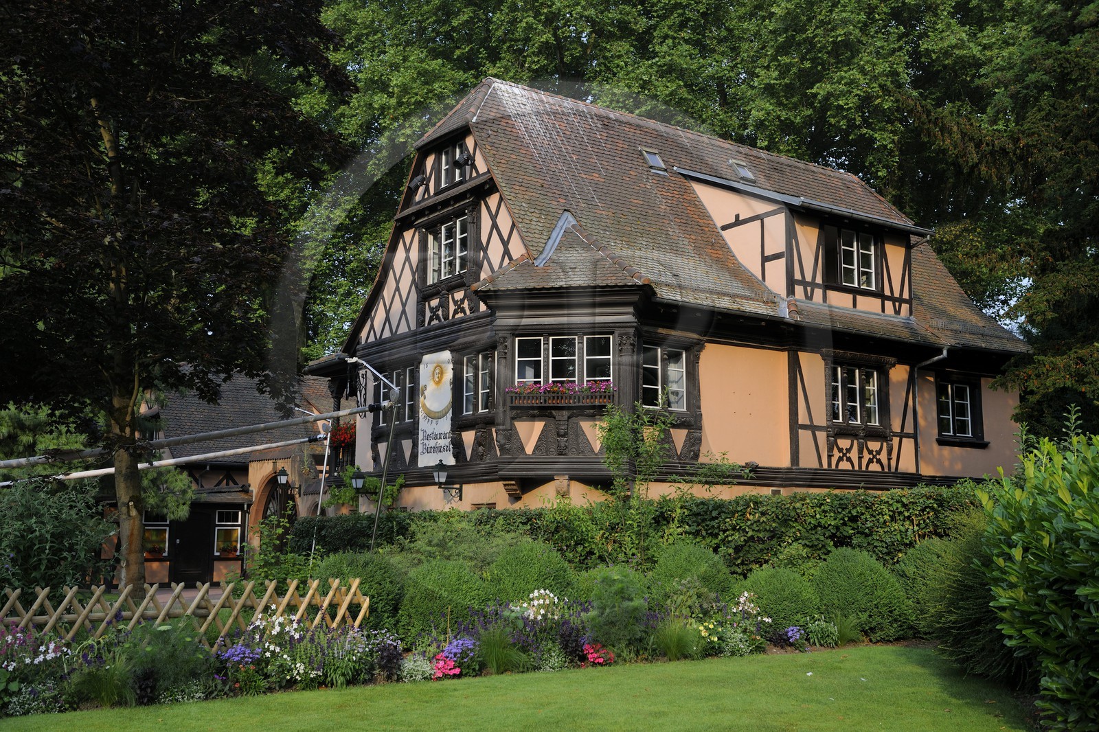 France, Bas-Rhin (67), Strasbourg, parc de l'Orangerie, le restaurant le Buerehiesel du chef Eric Westermann 1 Etoile Guide Michelin 2009