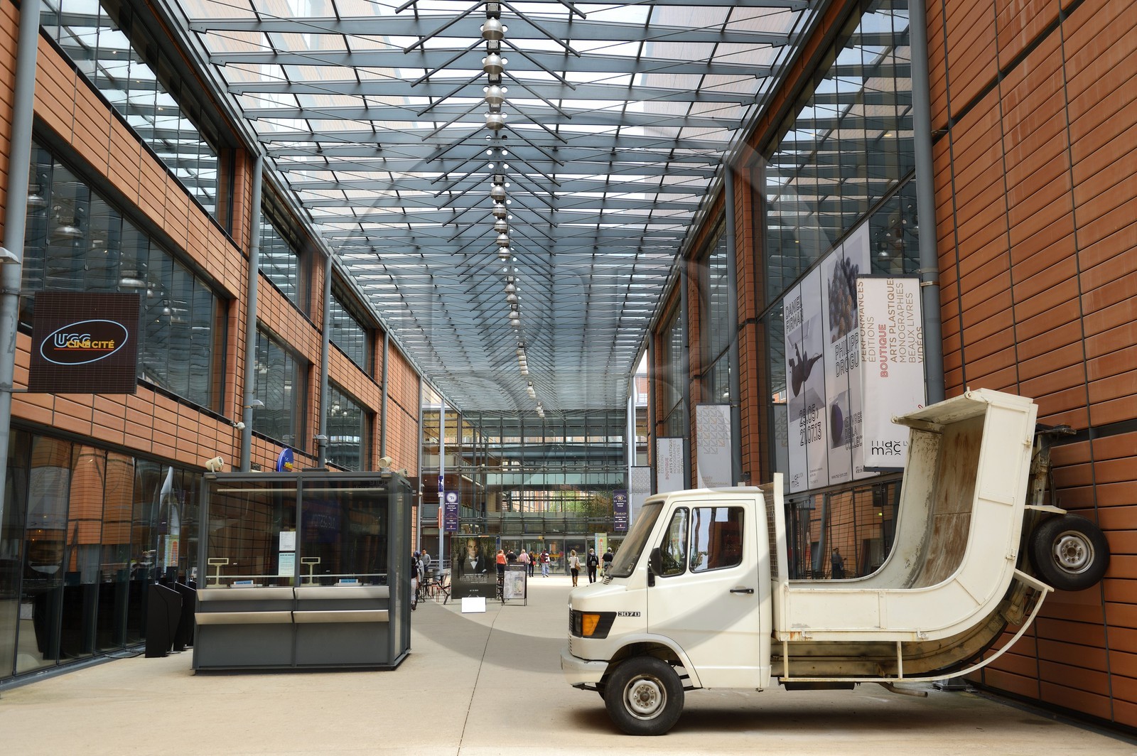 France, Rhône (69), Lyon, la Cité Internationale conçu par l'architecte Renzo Piano, Camion (2007) de Erwin Wurm, collection du Musée d'art contemporain de Lyon