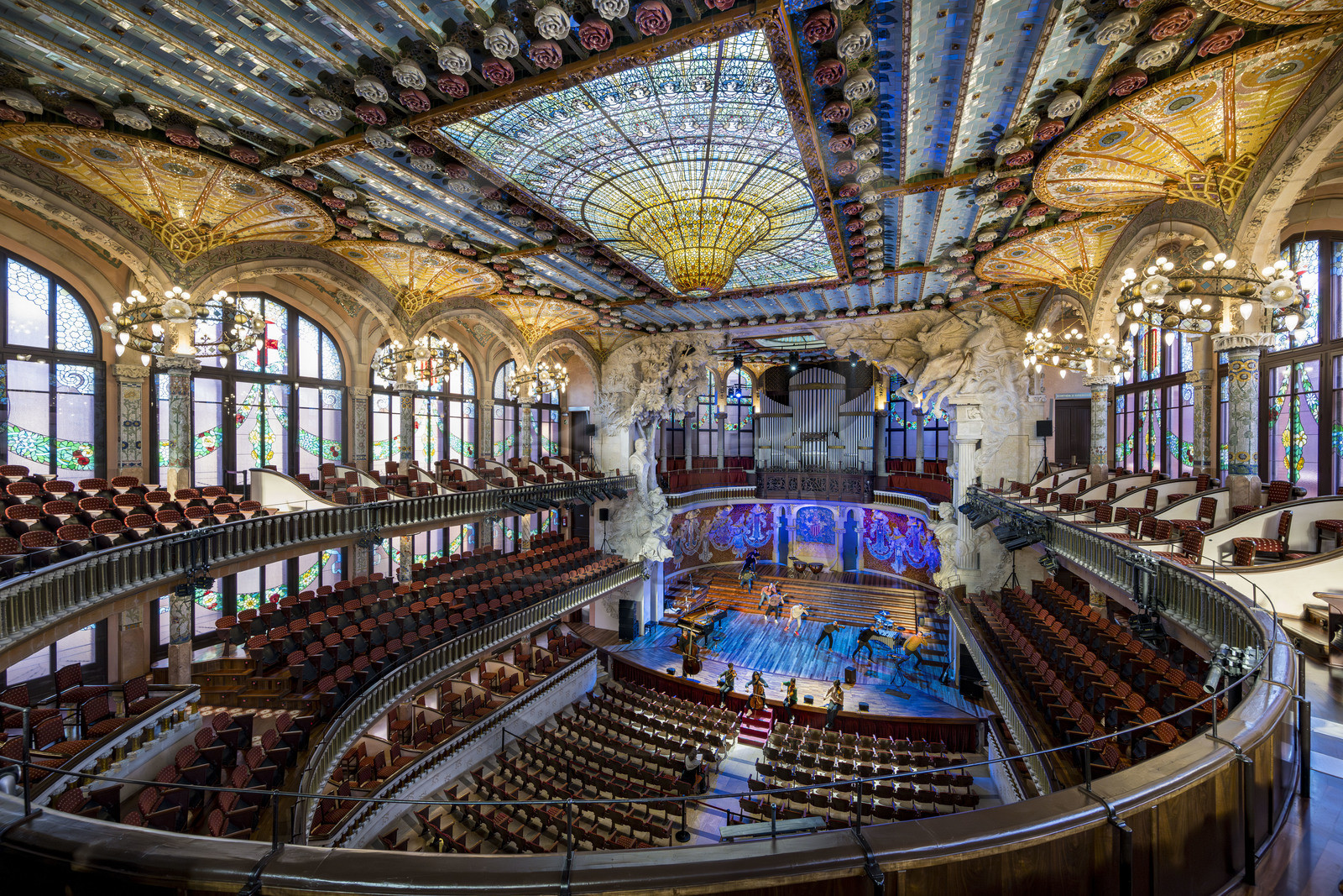 Espagne, Catalogne, Barcelone, Palau de la Musica Catalana (palais de la musique catalane), salle de concert dessinée par l'architecte du modernisme catalan Lluis Domènech i Montaner, site classé au Patrimoine Mondial de l'UNESCO, grande verrière, coupole de vitraux oeuvre de Antoni Rigalt i Blanch