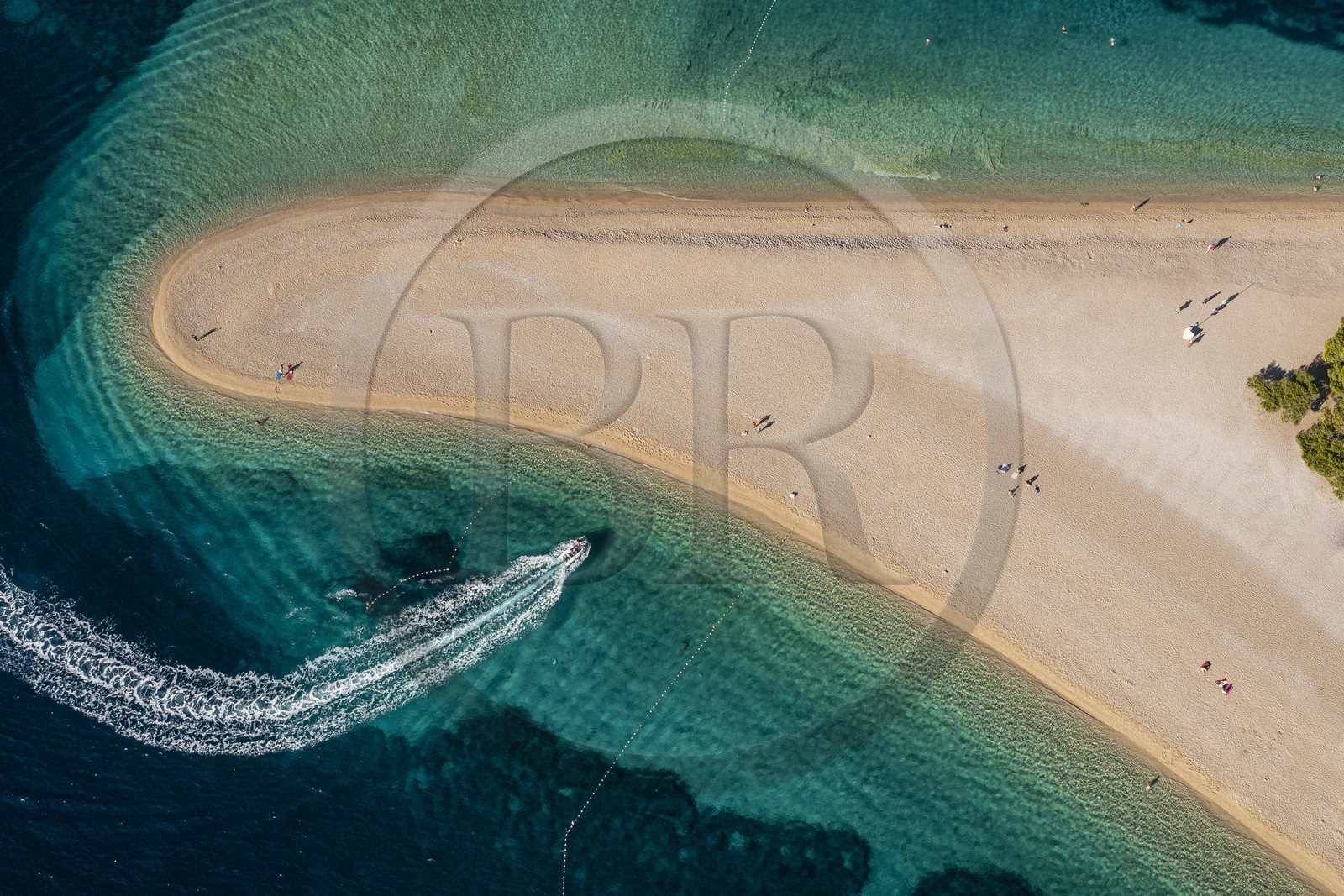 Croatie, Dalmatie, cote dalmate, Ile de Brac, Bol, la plage de Zlatni Rat ou Corne d'or (vue aérienne)