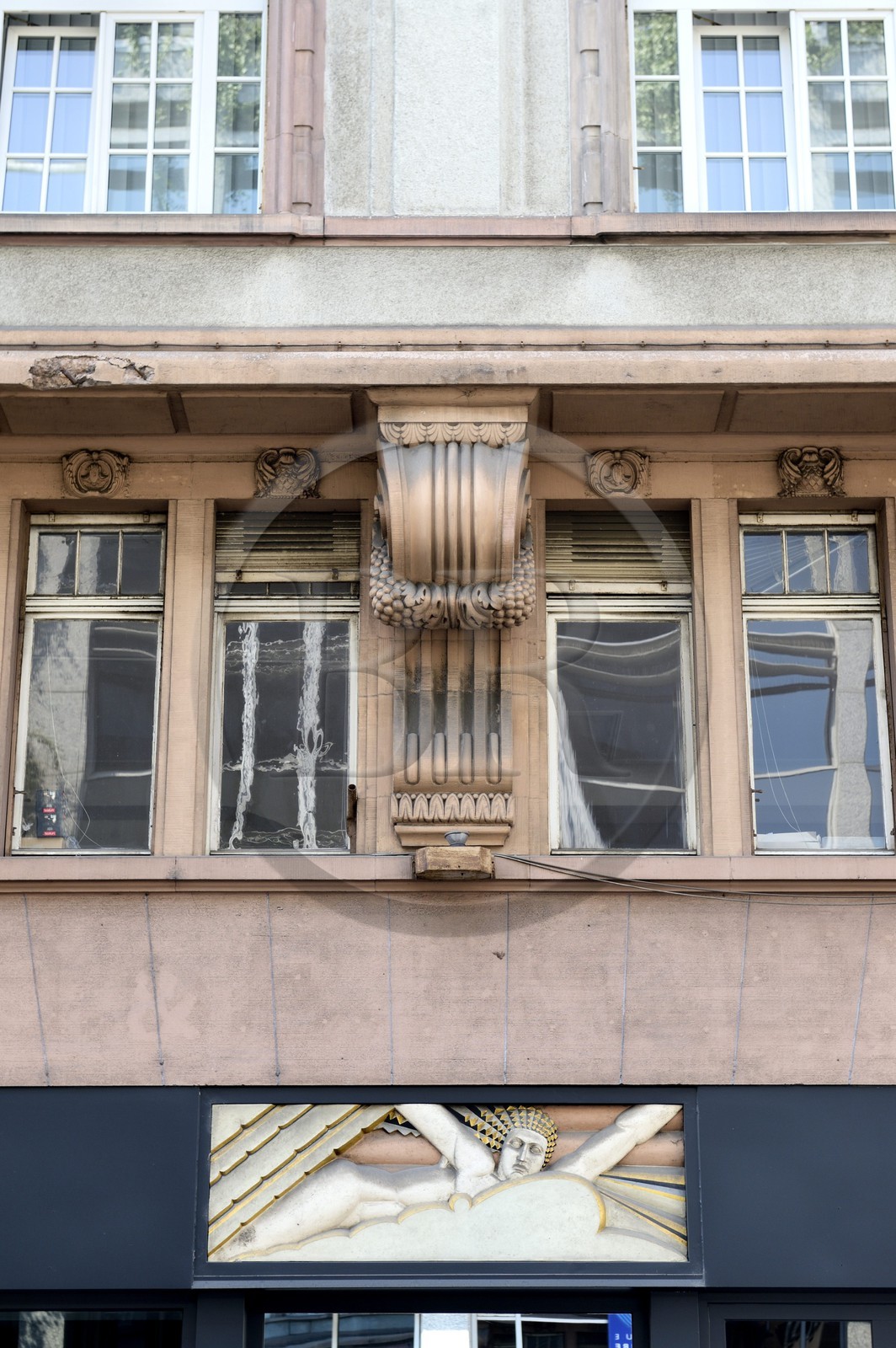 France, Bas-Rhin (67), Strasbourg, vieille ville classée au Patrimoine Mondial de l'UNESCO, La Grande Percée de 1908 dans le plan de la Neustadt, 16 rue du 22 Novembre, allégorie antique Art Nouveau