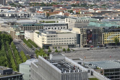 Allemagne, Berlin, Berlin-Mitte, Holocaust-Mahnmal, Mémorial des victimes de la Shoah de l'architecte Peter Eisenmann, Porte de Brandebourg en arrière plan