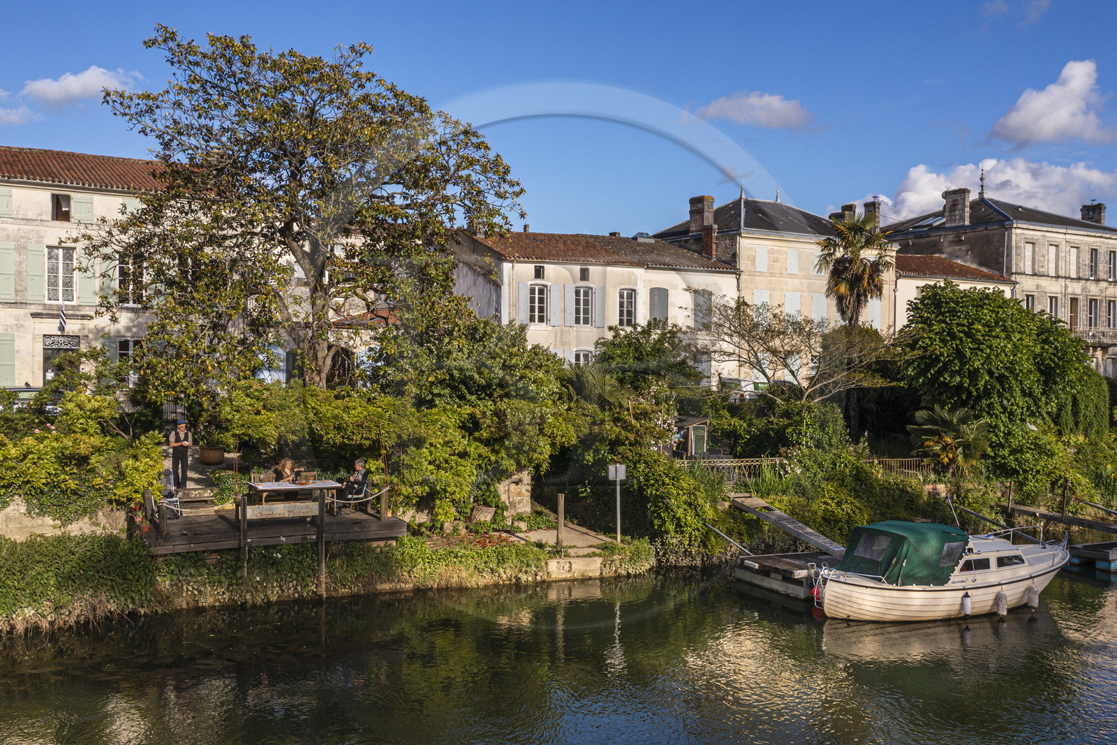 France, Charente-Maritime (17), Saintonge, Saint-Savinien, labellisé Villages de pierres et d'eau, chambres d’hotes Au Quai des Fleurs, Laurence et Steve nous accueillent dans leur jardin donnant sur la Charente (vue aérienne)