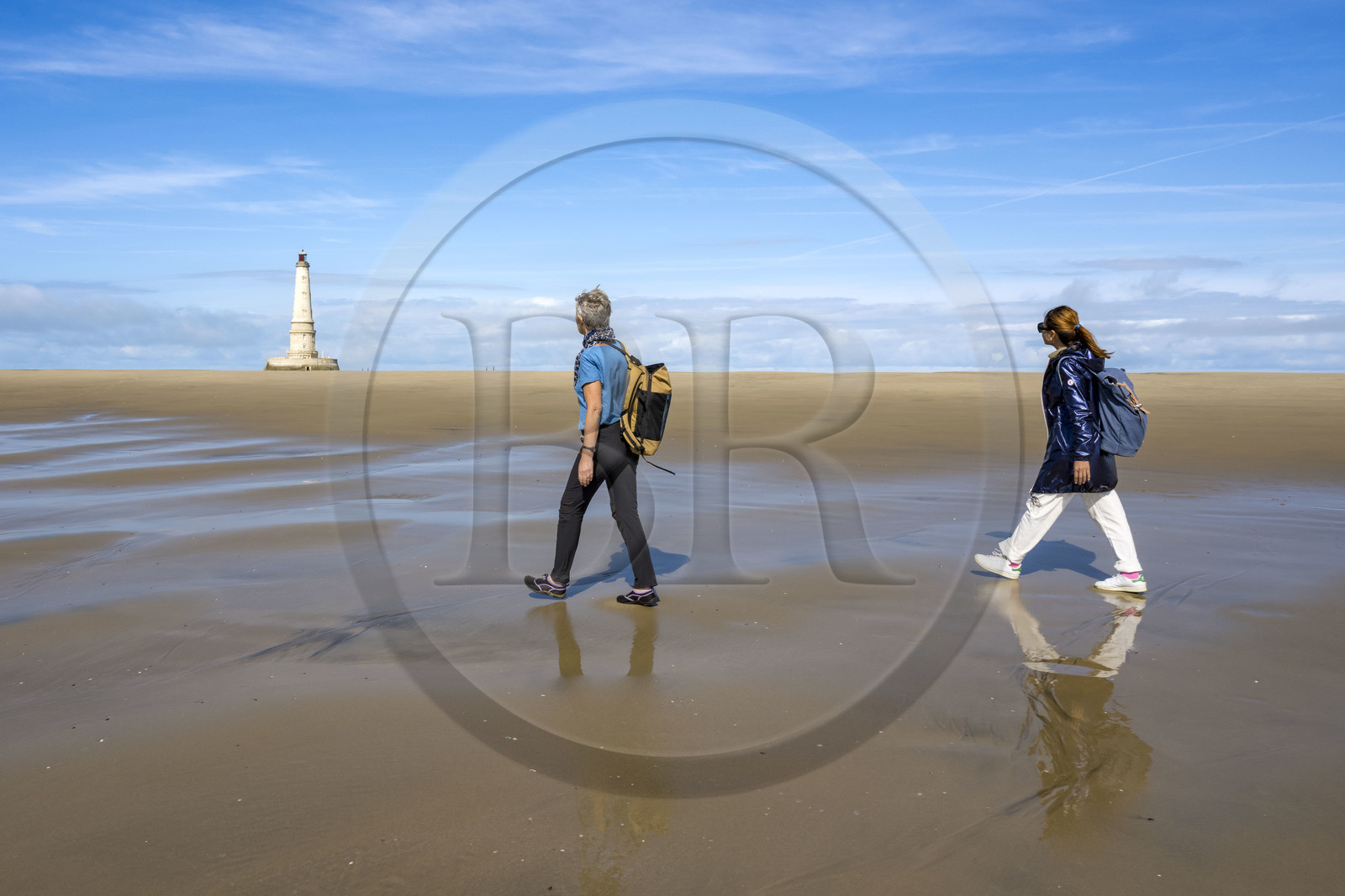 France, Gironde (33), le Verdon-sur-Mer, plateau rocheux de Cordouan à marée basse, phare de Cordouan, classé Patrimoine Mondial de l'UNESCO