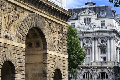 France, Paris (75), la Porte Saint-Martin et le theatre de la Renaissance sur le boulevard Saint-Martin