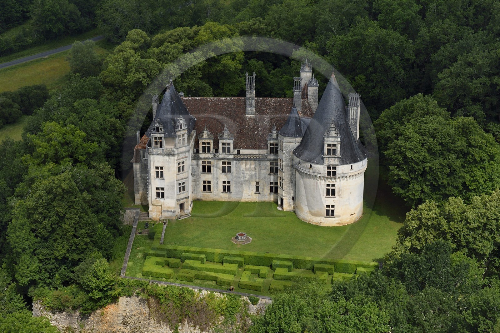 France, Dordogne (24), Périgord Vert, Villars, Chateau de Puyguilhem (vue aérienne)