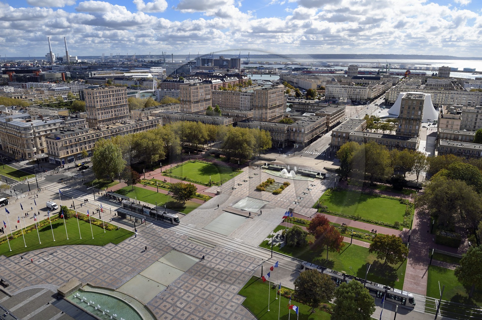 France, Seine-Maritime (76), Le Havre, Centre-ville reconstruit du Havre par Auguste Perret classé Patrimoine Mondial de l'UNESCO, immeubles Perret autours des jardins de l'Hotel de Ville et le port en arrière plan