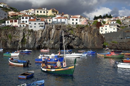Portugal, Ile de Madère, le port village de pêcheurs de Camara de Lobos dans d'anciennes coulées de lave