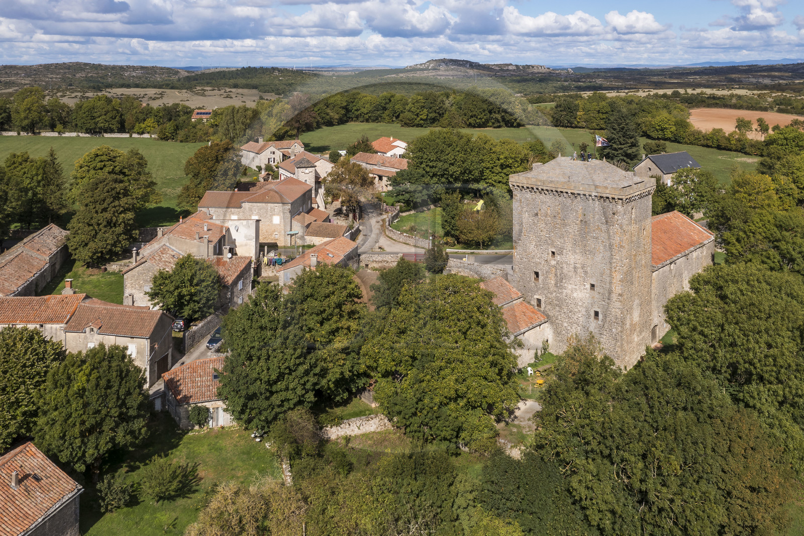 France, Aveyron (12), parc naturel régional des Grands Causses, Tour de Viala-du-Pas-de-Jaux, tour-grenier fortifiée des Hospitaliers de l'ordre de Saint-Jean de Jérusalem construite vers 1430 sur des terres ayant appartenues aux Templiers
