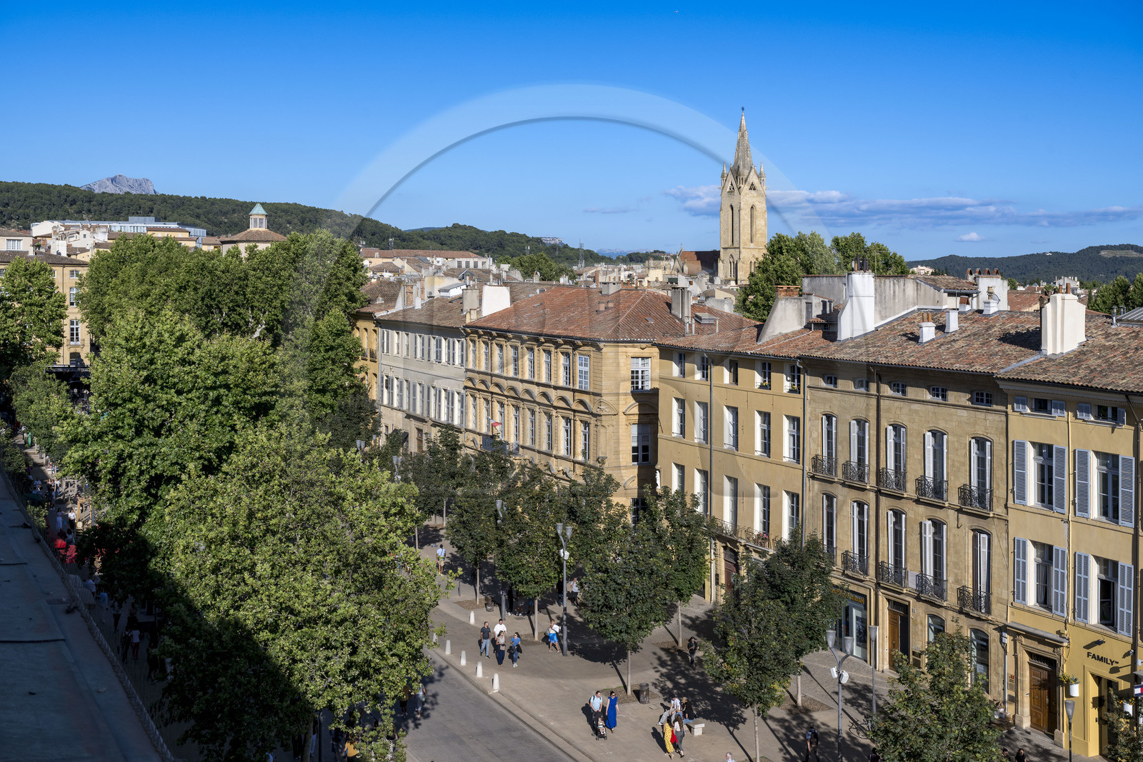 France, Bouches-du-Rhône (13), Aix en Provence, le cours Mirabeau, la montagne Sainte Victoire et l'église Saint Jean de Malte (XIIIème siècle) en arrière plan